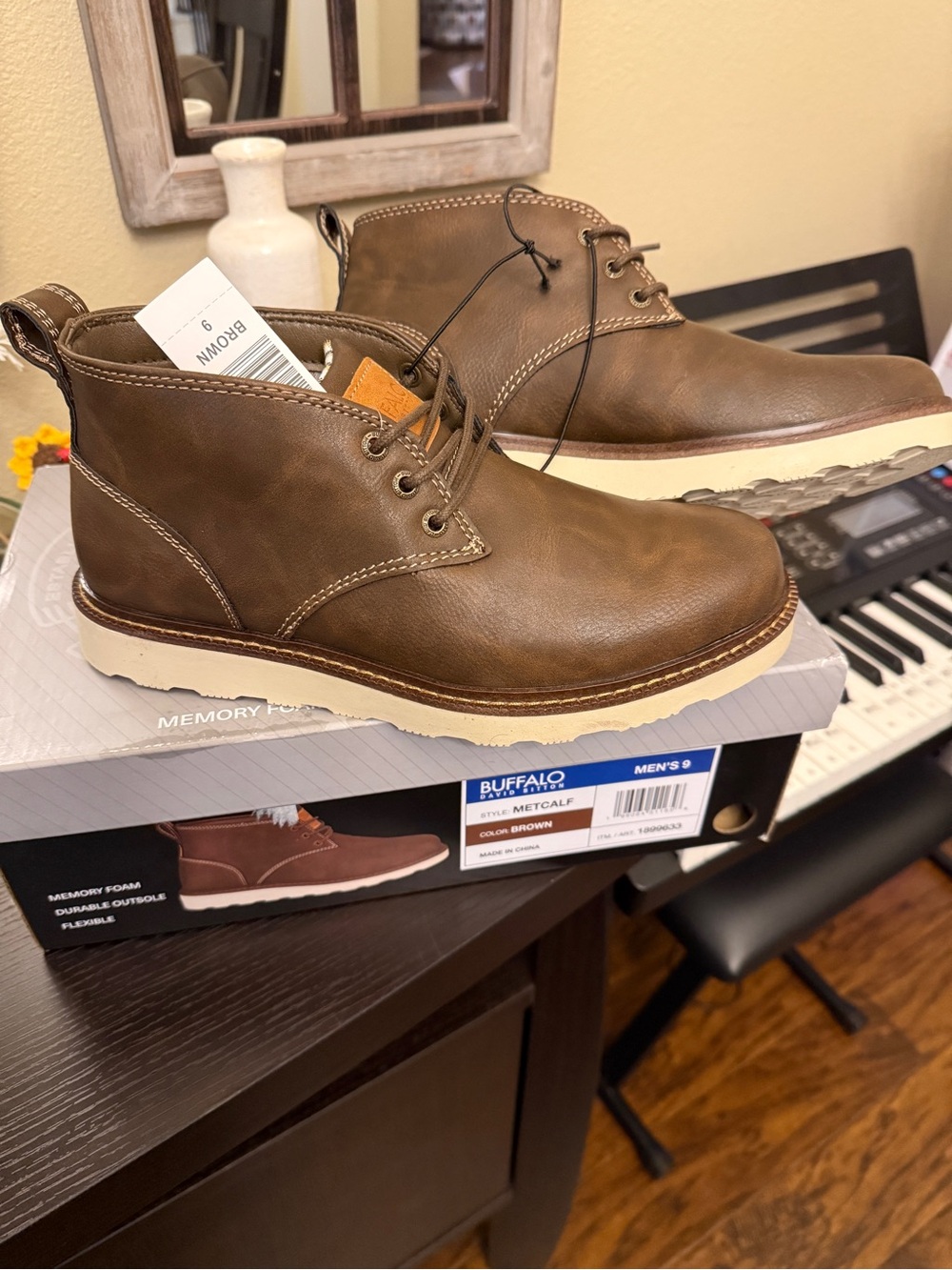 Buffalo David Bitton Mens Brown Leather Chukka Boots with Cream Sole Size 9 New